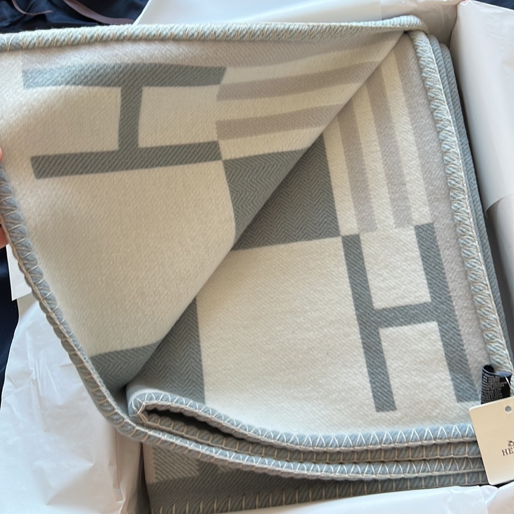 - Brand new hermes blanket in gray ithaque - Picture 3 of 8